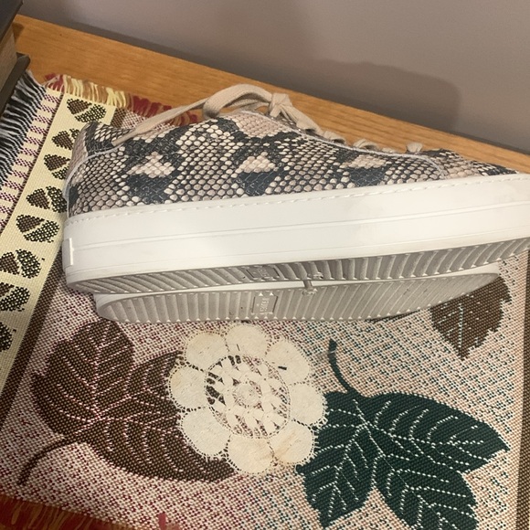 J/Slides snakeskin print low platform laced up sneakers Sz 8.5 M - Picture 9 of 12